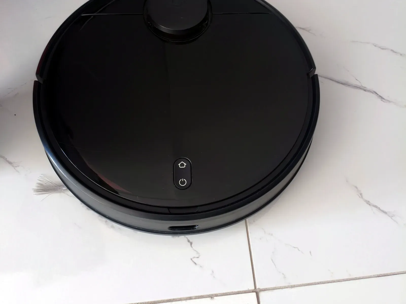 Bakımı tamamlanan robot süpürge şarj istasyonunda çalışır durumda